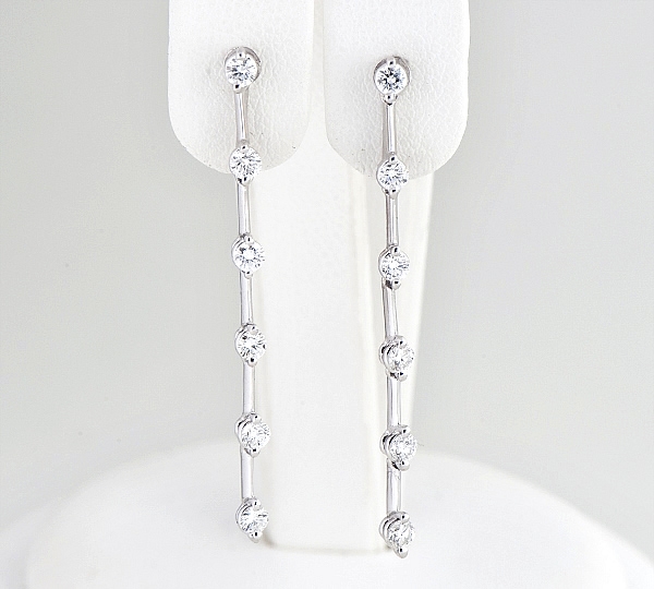 [写真]デビアス LINE ダイヤモンド計0.55ct K18WG/K14WG イヤリング【買取相場】