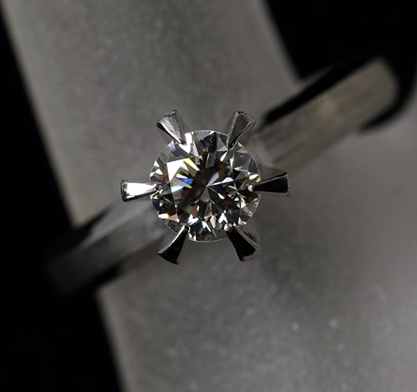 内祝い】 『品質重視』カラーダイヤモンド、1.0カラットのモルサンストーンプラチナリン8 - リング