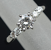 [写真]ダイヤモンド0.37ct メレダイヤモンド0.18ct プラチナ900 リング【買取相場】