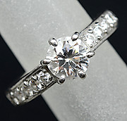 [写真]ダイヤモンド0.70ct メレダイヤモンド0.25ct プラチナ900 リング【買取相場】